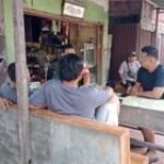 Babinsa Koramil 07/MT Himbau Warga Pasang Bendera Merah Putih Sambut HUT RI ke-79