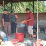 Tak Tinggal Diam, Babinsa Ikut Membantu Dapur Umum Satgas TMMD