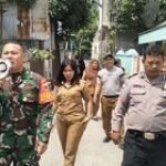 Babinsa Himbau Pengibaran Bendera Merah Putih di Kelurahan Sidorame Barat II