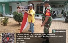 Babinsa Koramil 15/DT Himbau Warga Pasang Bendera Merah Putih Sambut HUT RI Ke-79