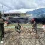 Satgas Yonif 509 Kostrad Belajar Mengolah Buah Merah dan Makan Bersama Masyarakat Intan Jaya, Papua
