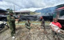 Satgas Yonif 509 Kostrad Belajar Mengolah Buah Merah dan Makan Bersama Masyarakat Intan Jaya, Papua