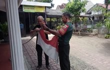 Sambut HUT RI ke-79, Babinsa Koramil 0201-04/MK dan Warga Pasang Bendera Merah Putih