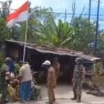 Keliling Desa di Lokasi TMMD, Babinsa Minta Warga Kibarkan Merah Putih
