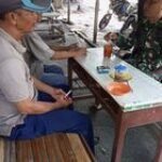 Babinsa dan Warga Pulo Brayan Darat I Bahas Langkah Pengelolaan Lingkungan Bersih di Warung Kopi Pak Arif