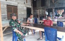 Babinsa Koramil 0201-14/PB Memonitor Kebersihan Lingkungan di Desa Gunung Berita