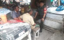 Babinsa Koramil 0201-04/MK Lakukan Komsos untuk Tingkatkan Kamtibmas di Kelurahan Pandau Hulu I