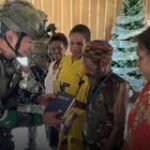 Satgas Pamtas RI-PNG Yonif 432 Kostrad Bagikan 50 Alkitab kepada Masyarakat Distrik Dal