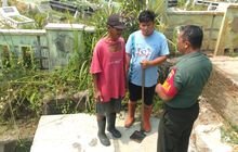 Babinsa Serma Sutrisno Pantau Pembersihan Parit di Sei Kera Hilir II