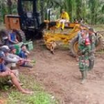 Babinsa-Satgaskes dan Warga Terus Jalin Keakraban di Lokasi TMMD
