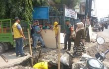 Babinsa Serda Justianus P. Manurung Pantau Pengecoran Jalan dan Talud di Kelurahan Pahlawan