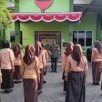 Babinsa Koramil 0201-10/MM Berikan Pembinaan dan Pelatihan Disiplin Kepada Siswi PKL di Medan Marelan
