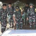 Danmenarmed 2 Kostrad Pimpin Latbakjatratnis Yonarmed 12 Kostrad di Pantai Bambang