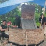 Karya Seni Satgas Kodim 0204/DS Hadirkan Tugu Prasasti TMMD ke-121 di Dusun Surbakti
