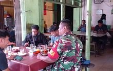 Babinsa Serka Ponirin Ngopi Bareng Mitra Karib, Bangun Keakraban di Wilayah Binaan