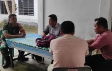 Babinsa Serda Roy C. Damamik Komsos dengan Guru SMP Swasta Cinta Damai Bahas Pencegahan Bullying di Sekolah