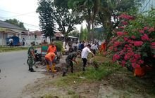 Babinsa Kelurahan Sei Putih Barat Gelar Gotong Royong Bersihkan Saluran Air Bersama Warga