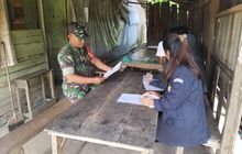 Babinsa Serka Aris Laksanakan Komsos dengan Mahasiswi Universitas Prima Indonesia di Desa Jati Kesuma