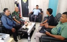 Babinsa 0201-09/MB Pelda Ali Mahfud Komsos Bersama Staf Kelurahan Dan Kepala Lingkungan