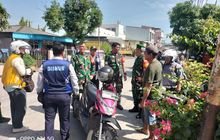 Dampingi Dishub Kota Medan Babinsa Koramil 0201-05/MB Ikut Tertibkan Parkir Liar