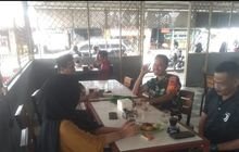 Babinsa Koramil 0201-06/MS Sambangi Warkop Warga, Bahas Kondisi Usaha dan Lingkungan
