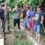Babinsa Sertu Sumpeno Wijaya Pimpin Gotong Royong Bersihkan Parit di Deli Tua Barat