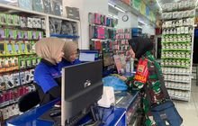 Babinsa Koramil 0201-01/MP Peltu (K) Ayu Trisna Gelar Komsos Bersama Pegawai Toko Aksesori HP di Jl. Sekip