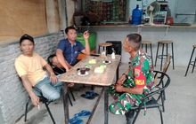 Kuatkan Silaturahmi, Babinsa Koramil 0201-16/TM Serda Denny Hariandy Laksanakan Komsos dengan Masyarakat