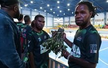 Ternyata Ini Alasan Suporter Papua Kerap Ngunyah Pinang Muda Jelang Menyaksikan Pertandingan di PON XXI