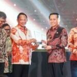 Pj Gubernur Agus Fatoni Terima Penghargaan Kinerja Terbaik Bidang Ekonomi Daerah