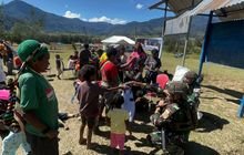 Peringati HUT Ke-79 TNI, Satgas Yonif 323 Kostrad Gelar Pelayanan Kesehatan dan Berbagi Pakaian