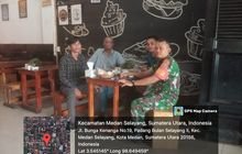 Babinsa Tingkatkan Kedekatan dengan Warga melalui Komsos di Warung Kopi