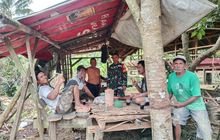 Babinsa Serka Surianto Jalin Keakraban dengan Warga Desa Hamparan Perak Melalui Komsos