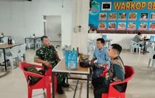 Babinsa Jalin Silaturahmi Bersama Kasi Trantib Kelurahan dan Warga di Wilayah Binaan