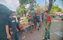 Babinsa Koramil 0201-04 Medan Kota Gelar Komsos dengan Pengamen Jalanan di Masjid Raya