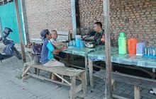 Babinsa Koramil 0201-14/PB Jalin Kedekatan dengan Tokoh Masyarakat Desa Suka Mulia Hulu