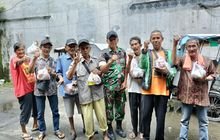 Babinsa Kelurahan Pulo Brayan Darat II Laksanakan Jumat Berkah, Bagikan Sembako kepada Lansia