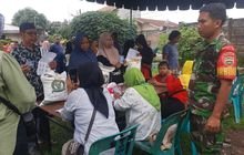 Babinsa Tanjung Rejo Dampingi Pembagian Bantuan Pangan kepada 3.080 Keluarga