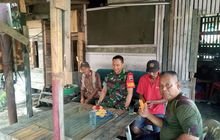 Babinsa Laksanakan Komsos di Kedai Kopi Pak Jol, Mabar Hilir