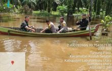 Kepedulian Babinsa Koramil 01/AK Desa Tanjung Pasir Serda Julfikar Pasaribu Bersama Pilar Desa Hadapi Banjir