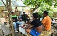 Babinsa Melaksanakan Komsos Bersama Warga Sambil Minum Kopi di Wilayah Binaan