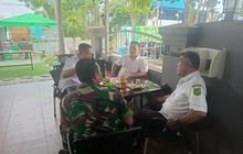 Babinsa Koramil 0201-06/MS Diskusikan Keamanan Lingkungan dengan Lurah dan Kasi Trantib Kelurahan Dwikora