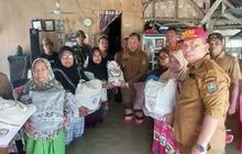 Mewakili Danramil 05/BD, Babinsa Koramil 05/BD Kodim 0209/Labuhanbatu Kopda Sabani Siregar Pantau Bansos Korban Banjir