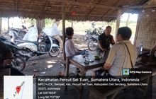 Babinsa Desa Pematang Johar Jalin Keakraban dengan Warga di Warung Kopi