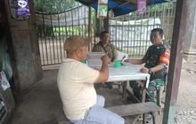 Babinsa Sertu Suardi Tingkatkan Kedekatan dengan Warga melalui Komsos di Medan Sunggal