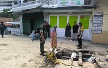 Babinsa Petisah Tengah Bersama Bhabinkamtibmas Laksanakan Pengecekan Saluran Drainase di Wilayah Binaan