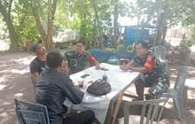 Babinsa Serda Masril Jalin Kedekatan dengan Warga Melalui Komsos di Medan Selayang