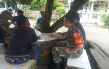 Sertu Erwinsyah Jalin Keakraban dengan Pemuda Desa Suka Mulia Hilir melalui Komsos