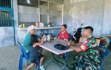 Babinsa Serma Effendi Laksanakan Komsos di Kantin Warung Mak Iyem Desa Ujung Labuhan