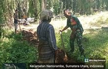 Babinsa Serka Dermawan Hadiri Kegiatan Pembangunan Jalan Rabat Beton di Desa Cinta